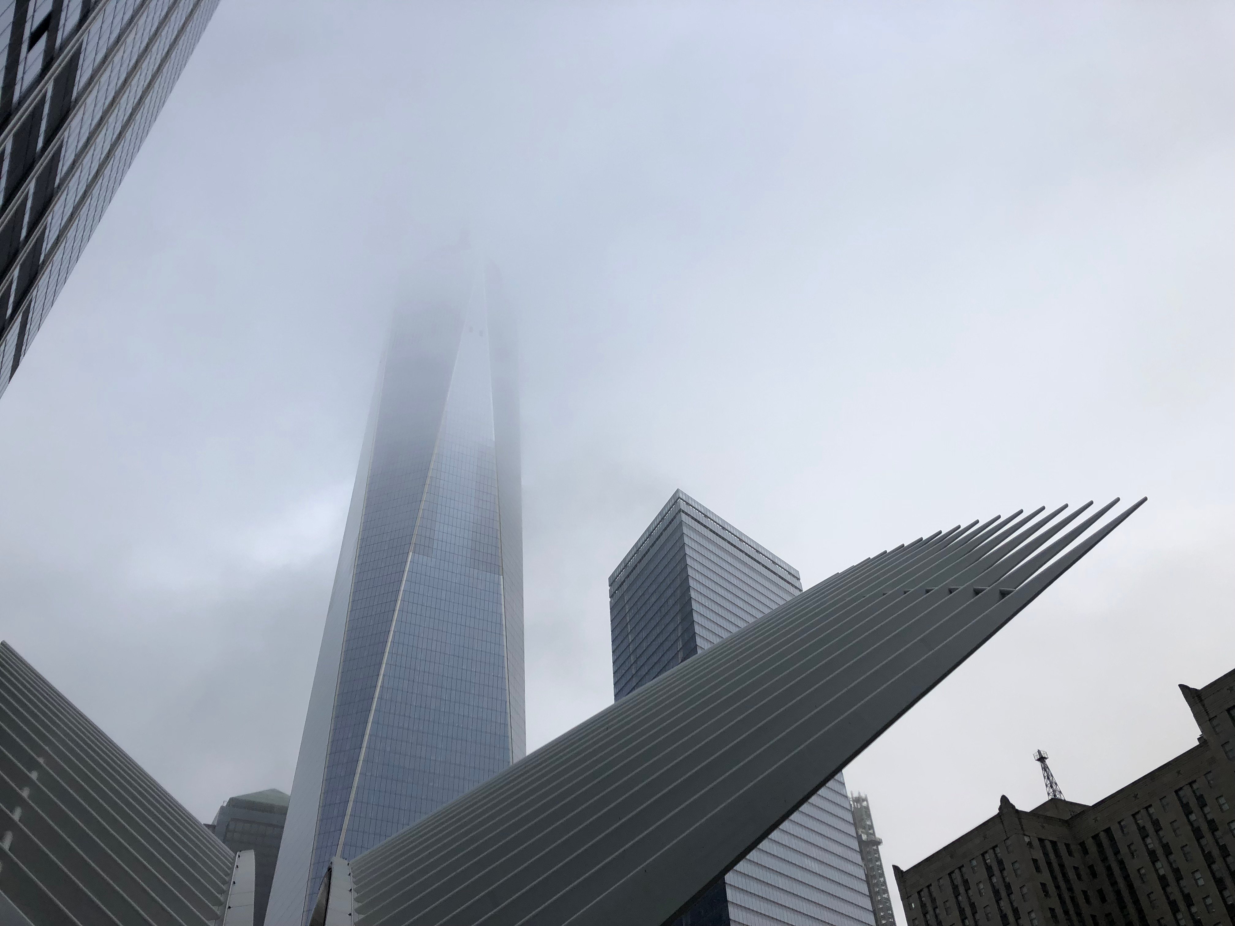 Skyskrapere i NY omgitt av skyer