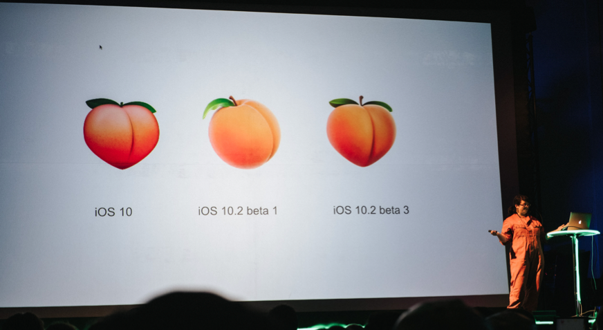Fersken-emojien i ulike varianter: iOS 10, iOS 10.2 beta 1 og iOS 10.2 beta 3