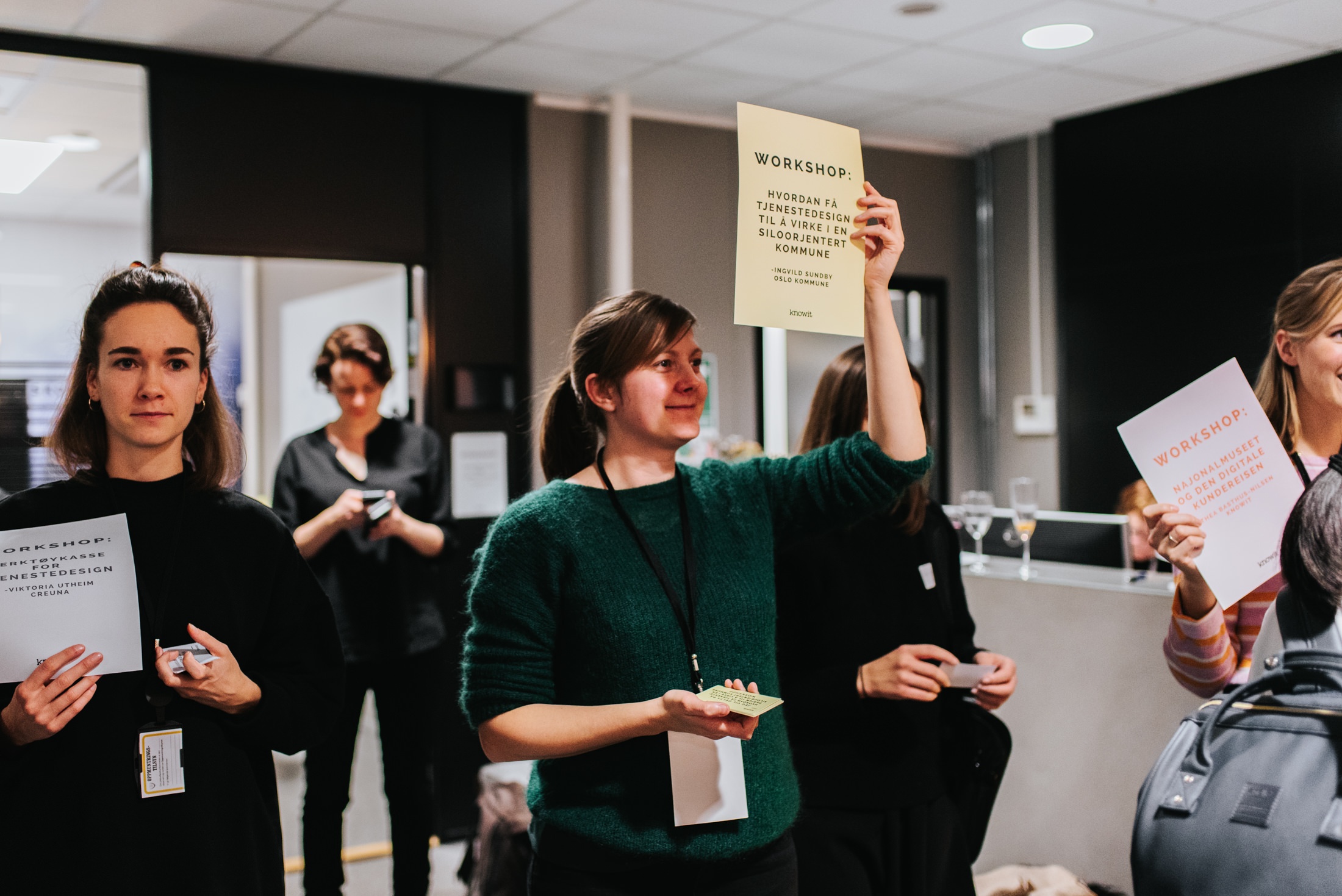 To damer som viser hvor det skal holdes workshops