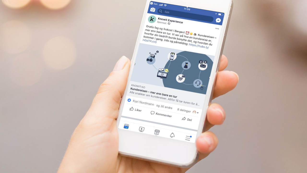 Illustrasjonsbilde: en person holder en telefon som viser frokostmøte-invitasjonen på Facebook.
